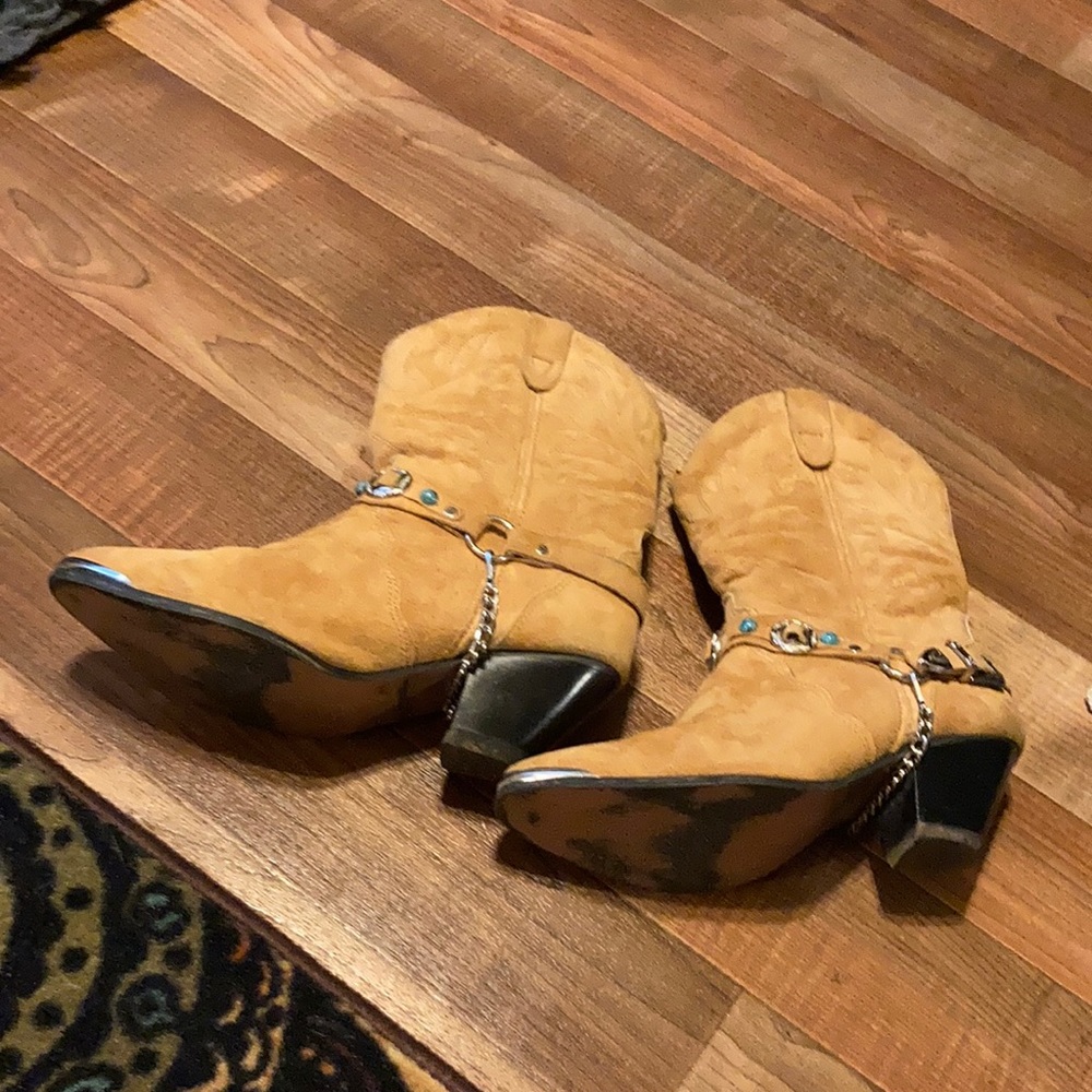 Dingo tan colored western boots size 6M